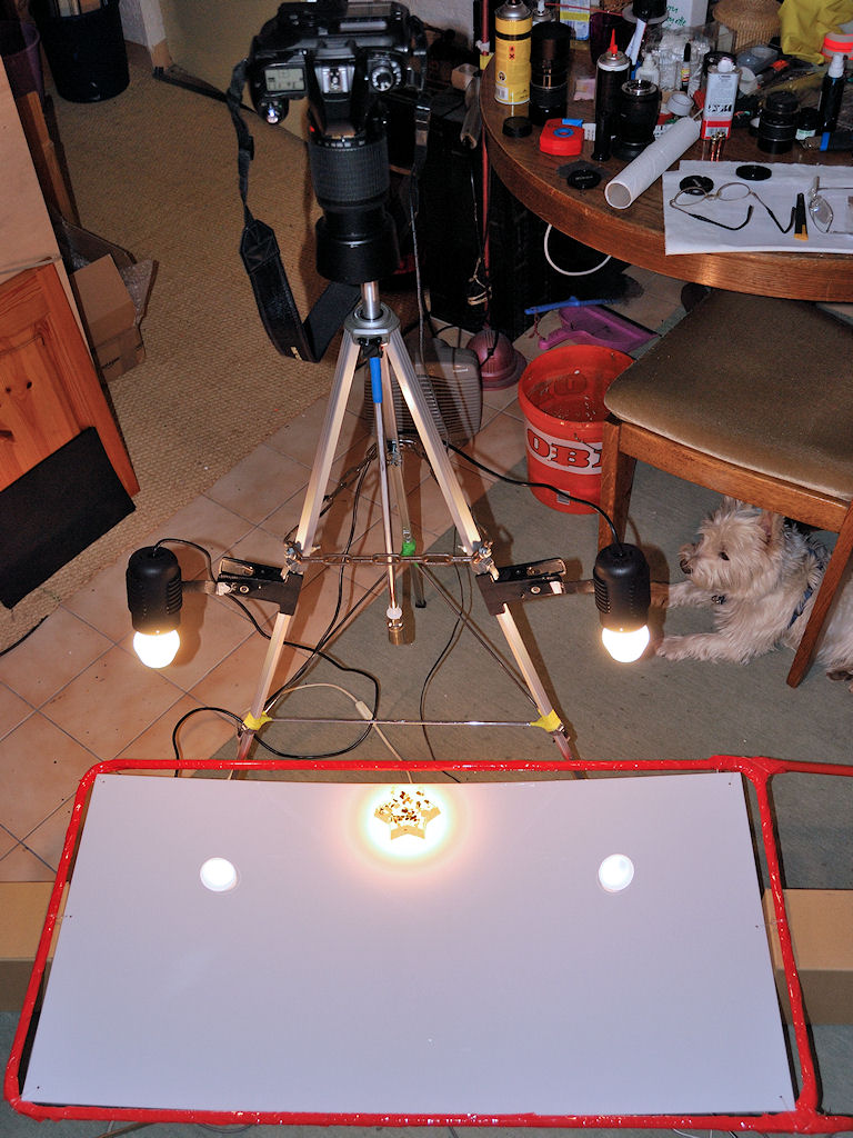Anordnung zum Fotografieren gelblich durchscheinender Objekte:
Objekt auf Opalglasscheibe, diese von unten mit 1x 60 W SoftTone durchleuchtet, seitlic