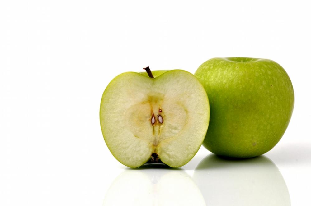 Apfel vor weissem Hintergrund