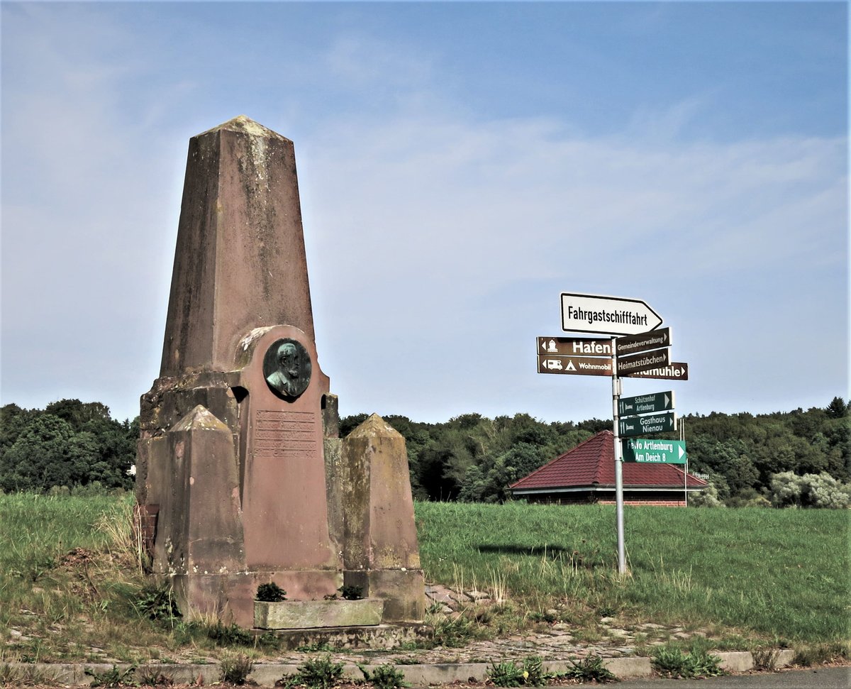 Artlenburg memorial.jpg