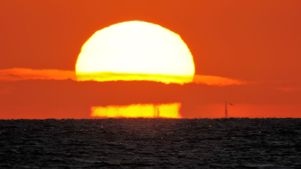 Atompilz
Sonnenuntergang Oostvaarderplaasen (Niederlande)
über das Ijsselmer. Von den Windrädern in  ca. 40 km Entfernung schauen nur noch die oberen 