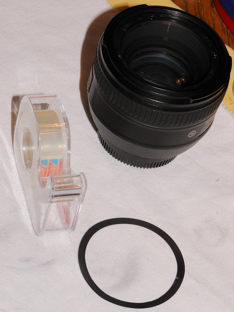 Auch an meinem AF-S 50/1.4G ist der Zierring abgegangen.
Mit doppelseitig klebendem Tesa habe ich ihn wieder festgemacht.