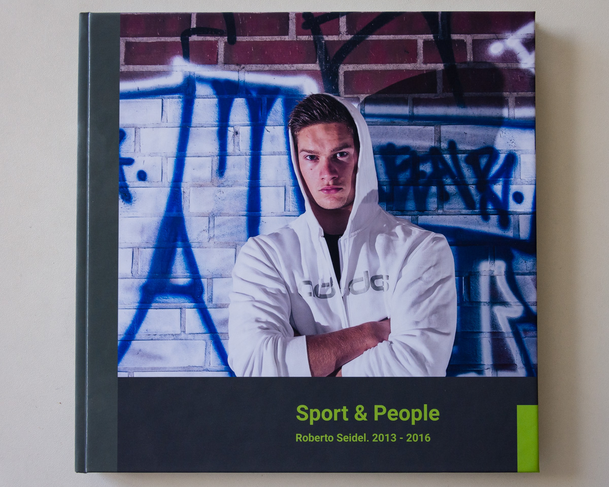 Auch auf dem matten Cover sieht man Fingerabdrücke, aber es fühlt sich sehr wertig an.
Das Cover (inkl. Rückseite und Buchrücken) lässt sich genauso g