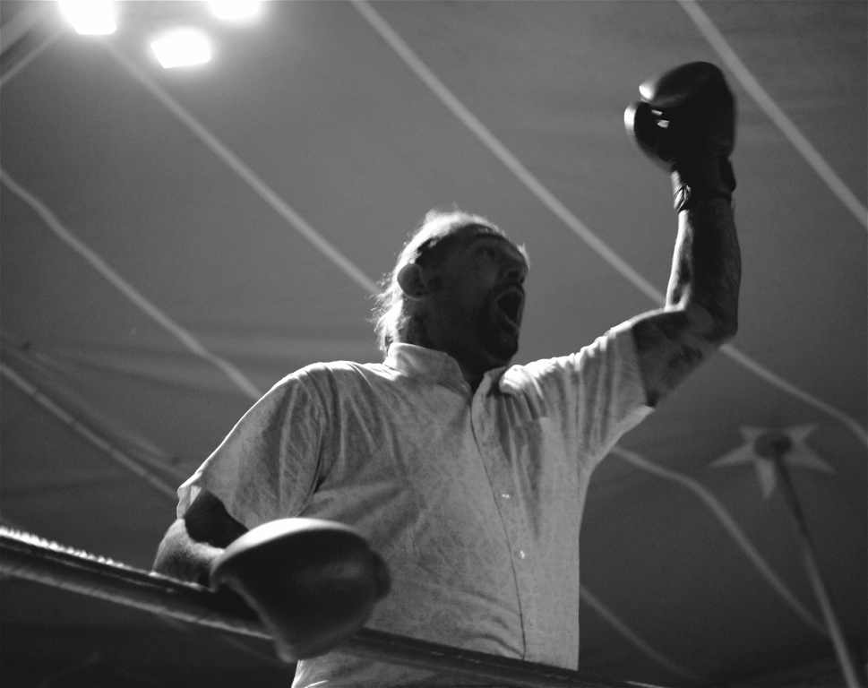 Auf dem Frühlingsfest meiner Stadt kann man in 'Charlies Boxbude' gegen Amateur-Boxer antreten. Wenn man gewinnt, bekommt man 50Euronen.

Nach dem K.O