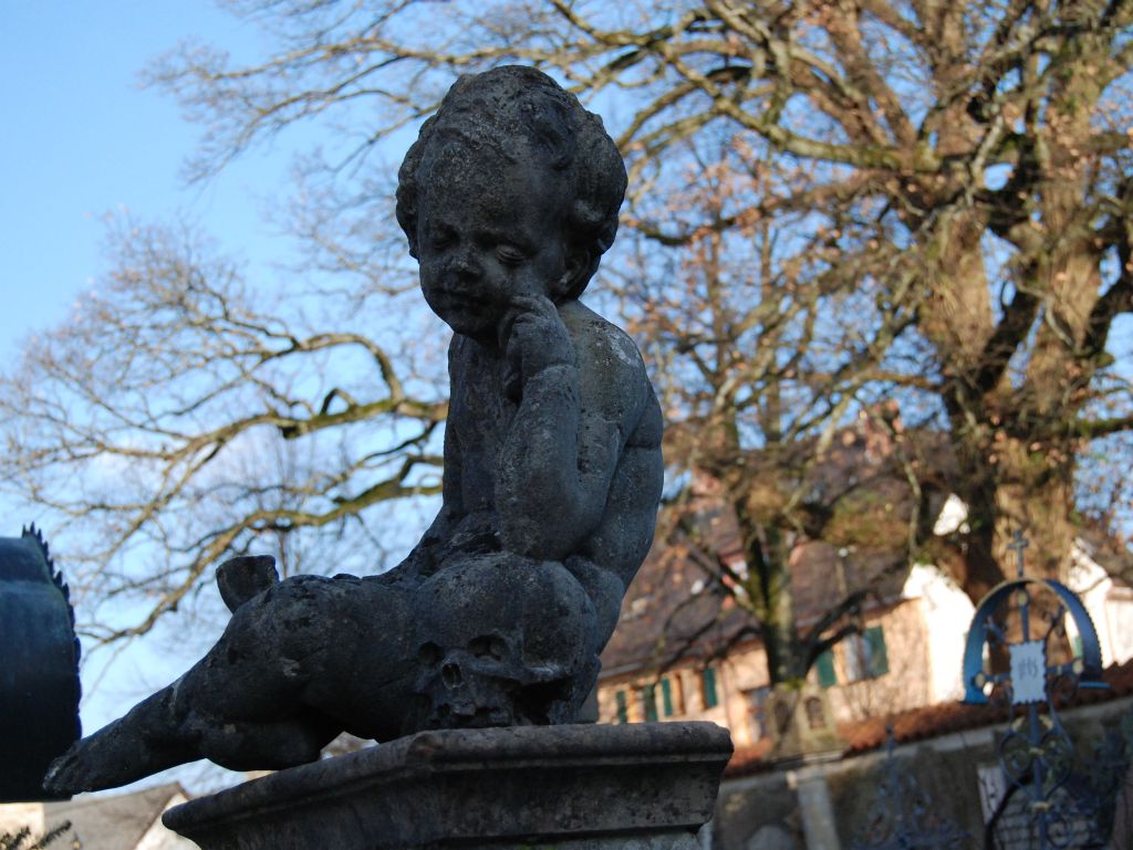Auf dem Friedhof wacht ein Engerl, man geht dran vorbei und voreinmal erblickt mich ein Schädel..