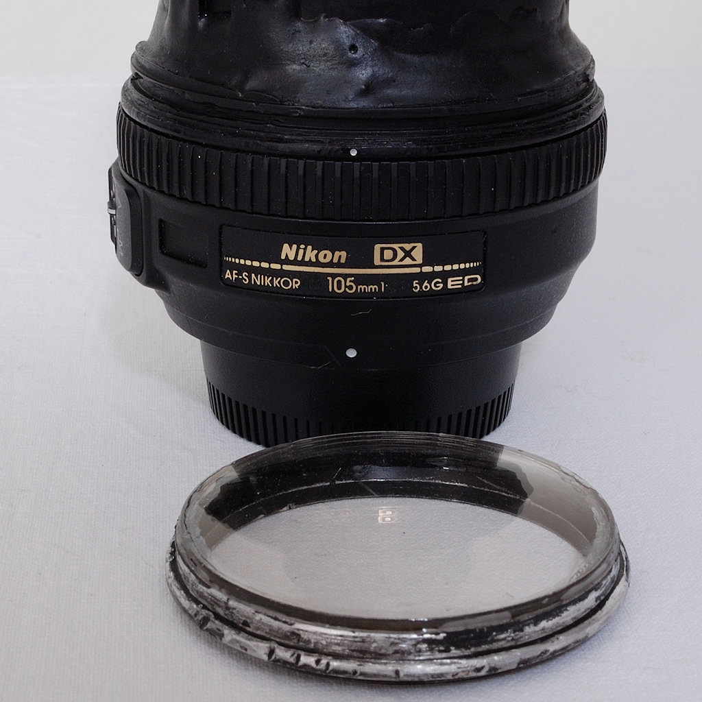 Aus dem kaputten AF-S DX 18-105/3.5-5.6G ED VR-Nikkor gebautes Telemakro AF-S DX 105mm/5.6G ED Maßstab bis 1:3,67 bei 34 cm Abstand Objekt/Sensor.
Vor