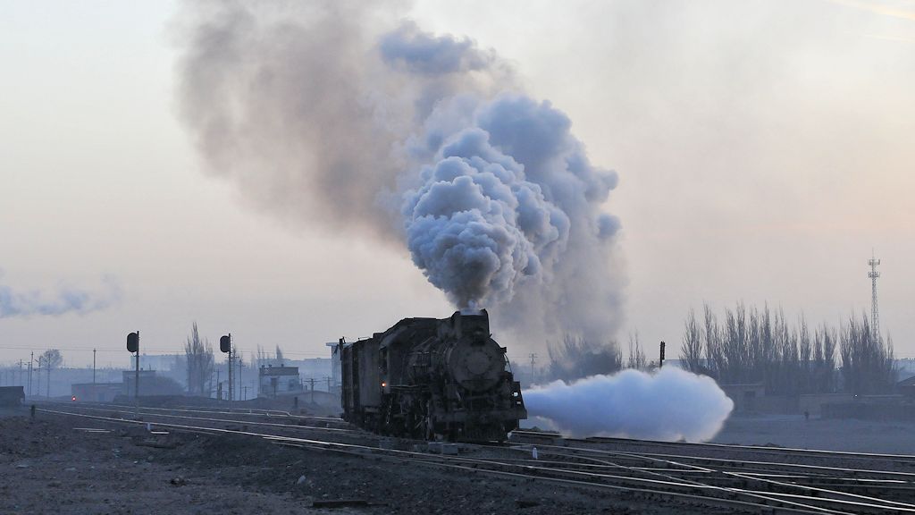 Ausfahrt des Personenzuges
aus Dongbolishan
JS8195
(4185)