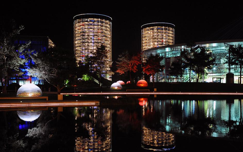 Autostadt Wolfsburg bei Nacht