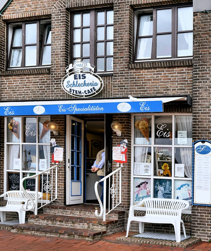 Bänke vor der Eisdiele Neuharlingersiel.jpg