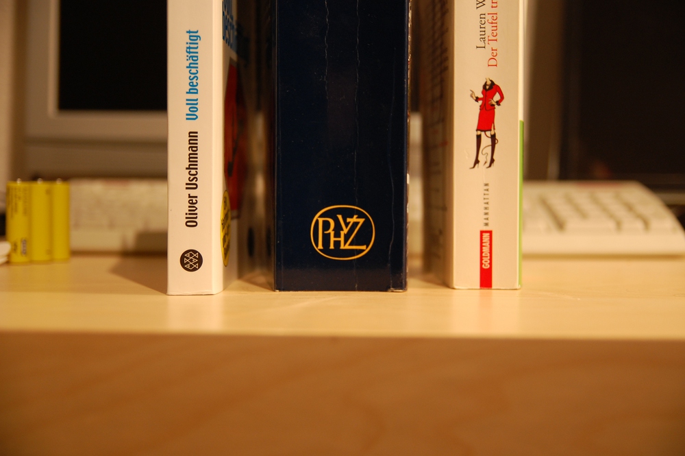 Bücher III (links vorne, rechts hinten)