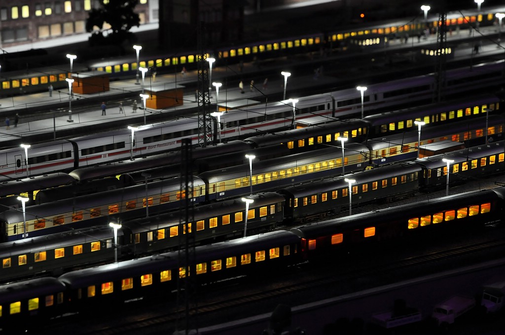 Bahnhof nachts