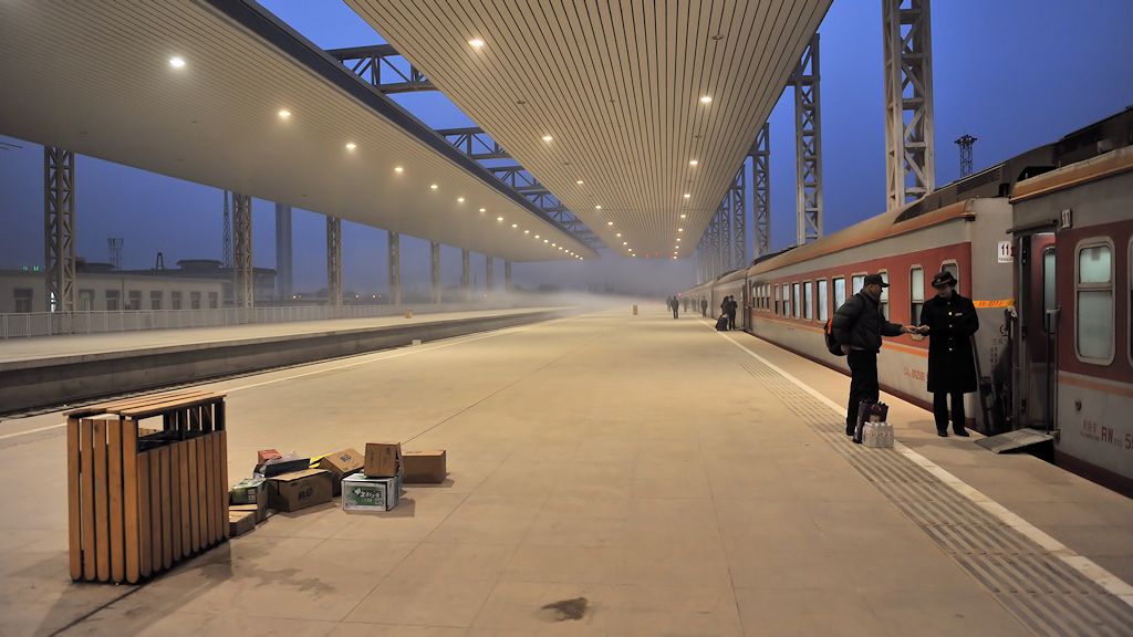 Bahnhof von Dun Huang.
Die Nebelschwaden ziehen über den Bahnsteig.
Der Müll hat es nicht mehr in den Abfalleimer geschafft.
Dafür schaffen wir es in 