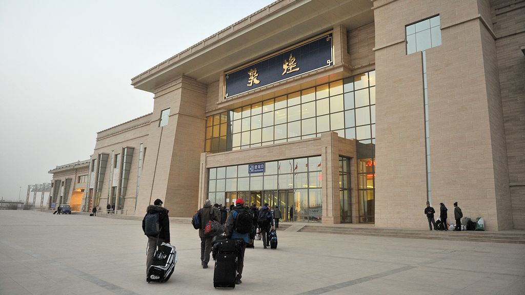 Bahnhof von Dun Huang ist ein monumentaler Neubau.
1214