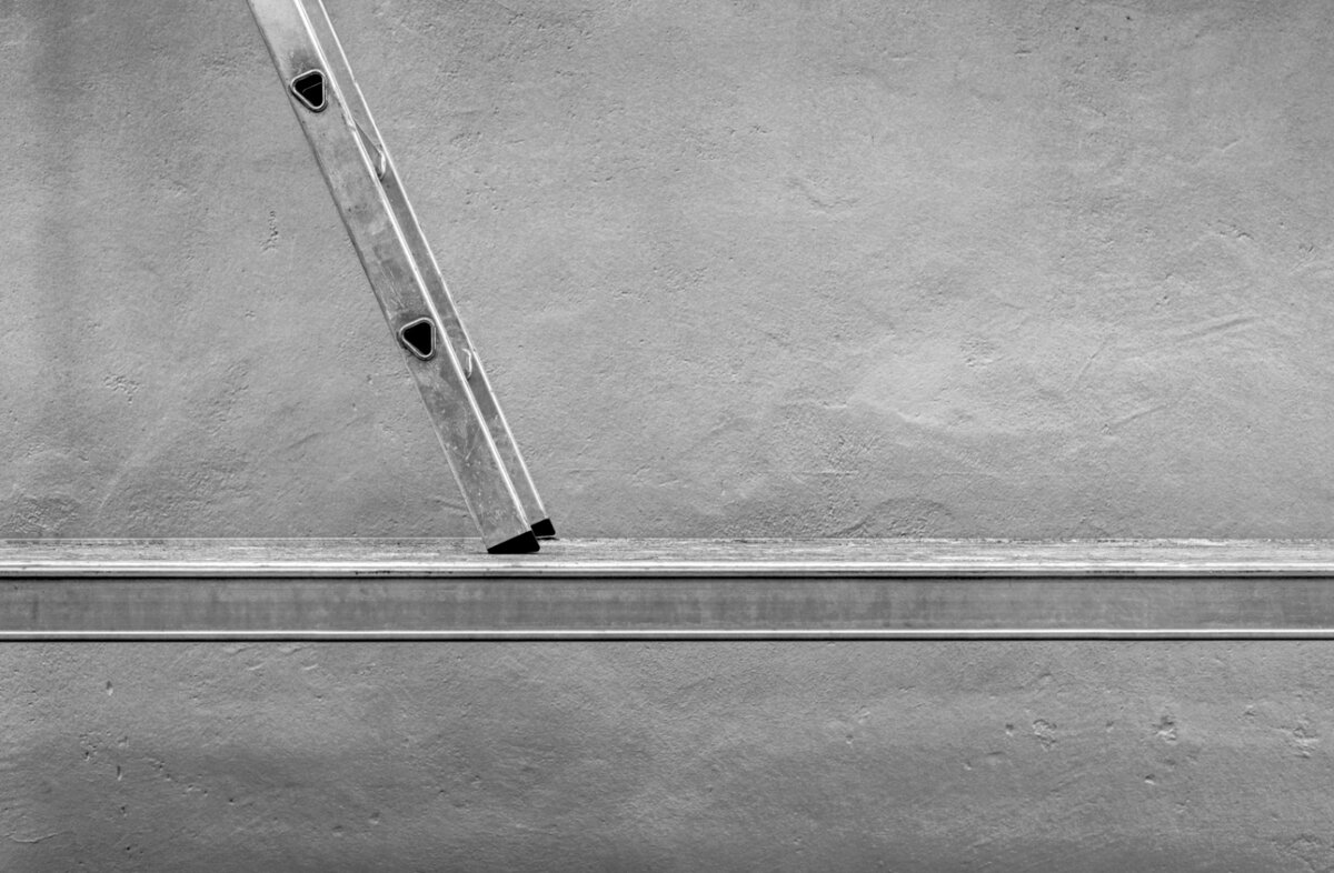 Balance im Minimalismus - Leiter im Fokus