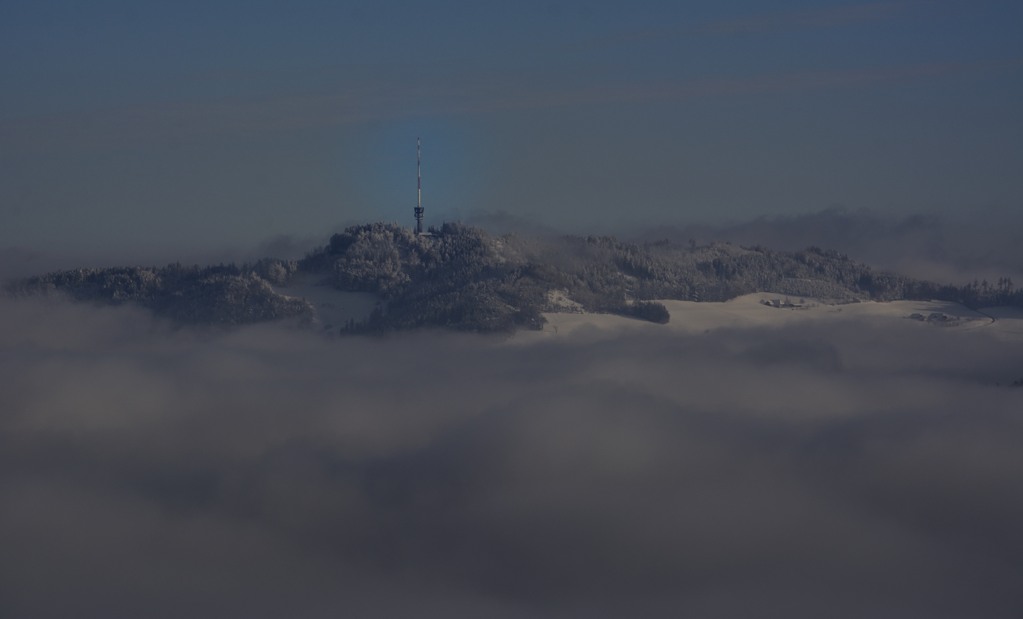 Bantiger vom Gurten aus ueber dem Nebel