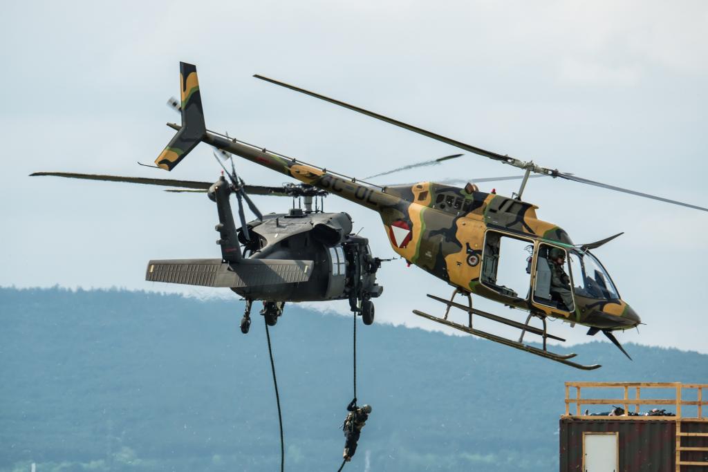 Bell OH58B Kiowa vor einem Blackhawk bei einer Vorführung mit dem Jagdkommando des Österreichischen Bundesheeres.

Nikon D800 - Nikkor 80-500 AF-S