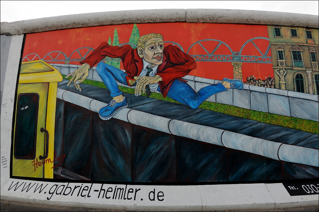 Berlin 25.09.2012 - East Side Gallery - Überspringer