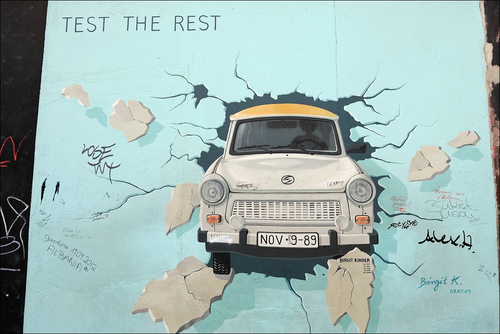 Berlin 25.09.2012 - East Side Gallery - Trabbi
