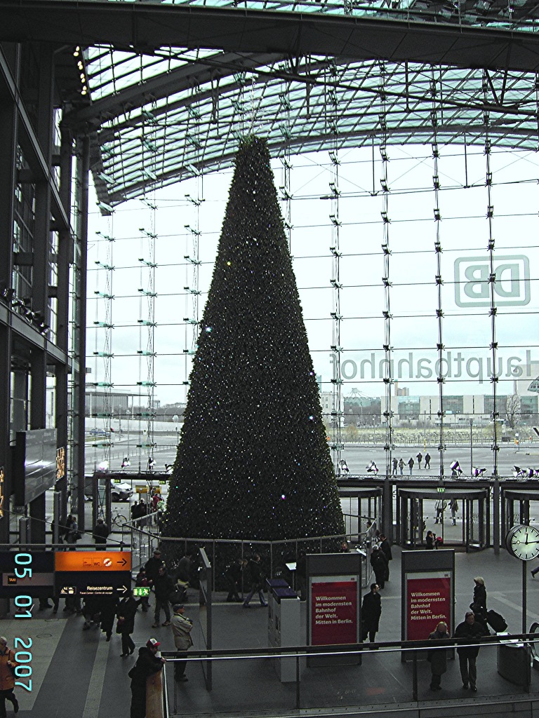 Berliner Weihnachtsbaum im Hauptbahnhof Berlin