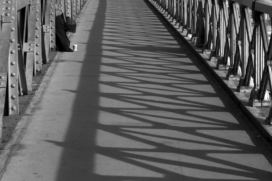 Bettlerin an der Kettenbrücke