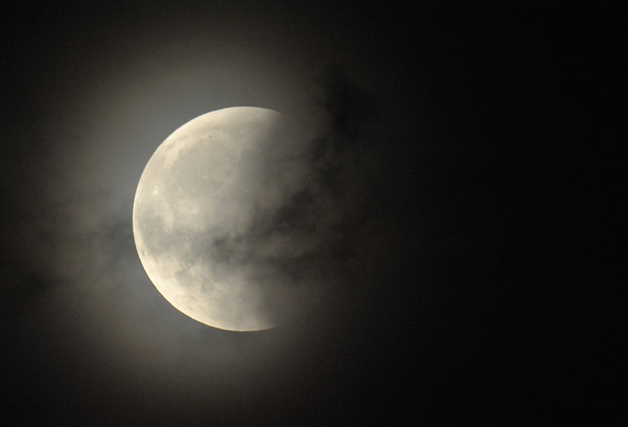 Bewölkte Mondfinsternis