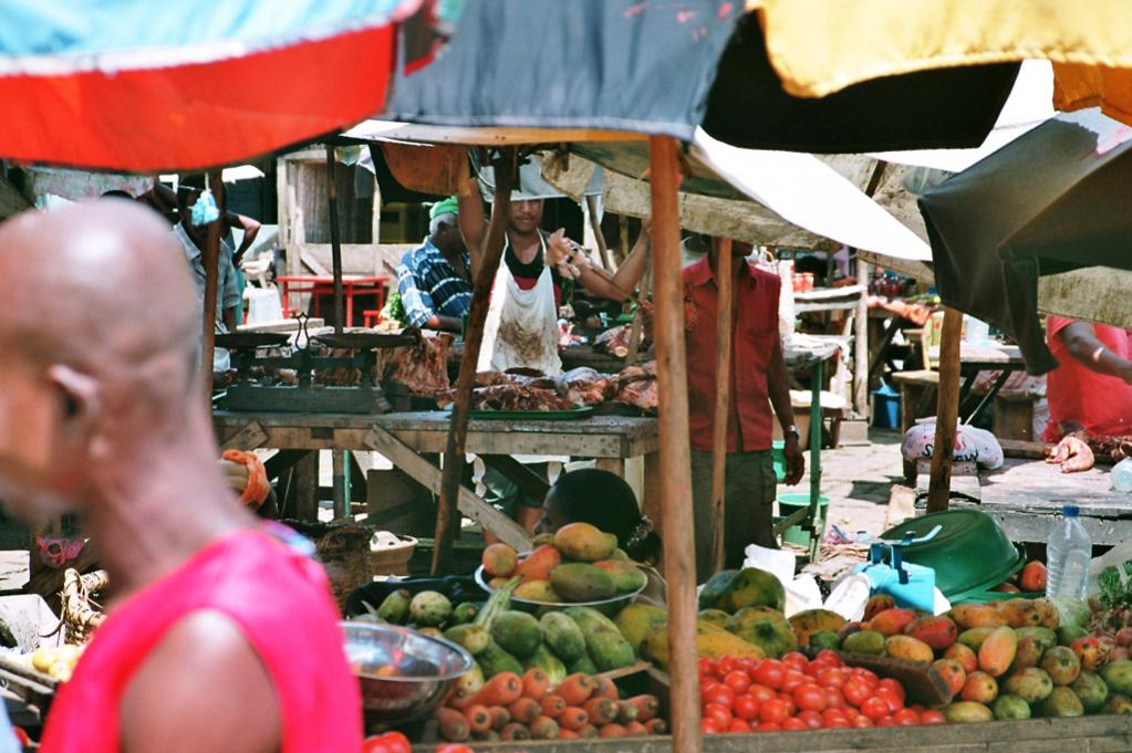 Bild007 - Markt auf Madagaskar, in der Mitte der Fleischstand bei fast 40 Grad