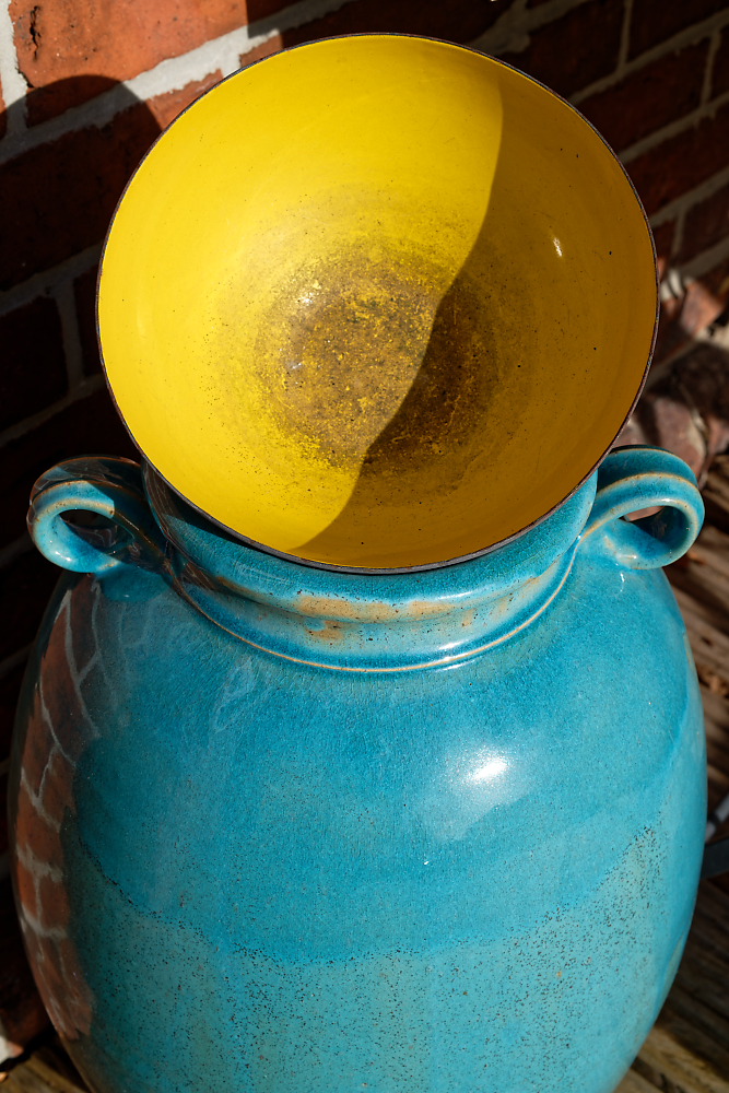 Blaue Amphore mit gelber Schüssel.jpg