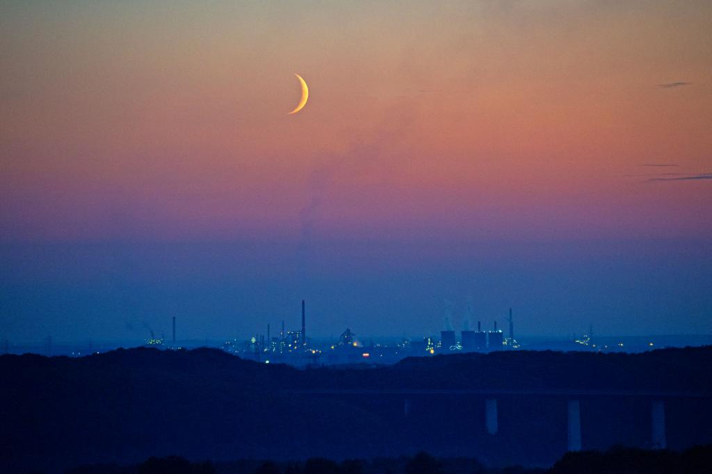 Blaue Stunde mit Mond über Duisburg-Hüttenheim