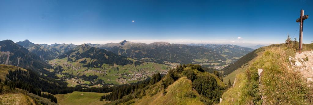 Blick auf das Kleinwalsertal mit der Kuhgehrenspitze