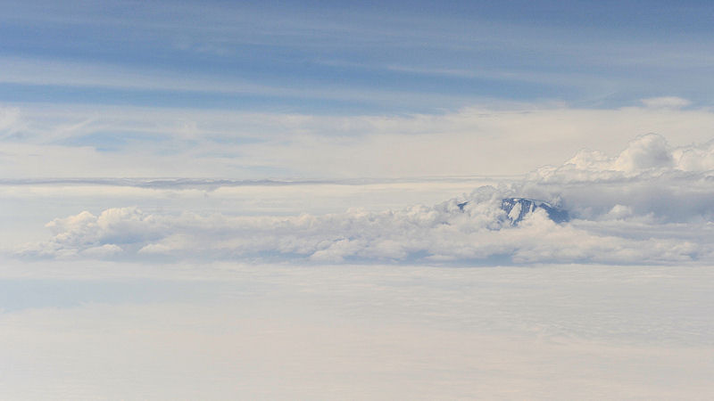 Blick auf dem Kilimanjaro
Der höchste Berg Afrikas ist in Wolken gehüllt.
Nur die Spitze schaut heraus.
6923