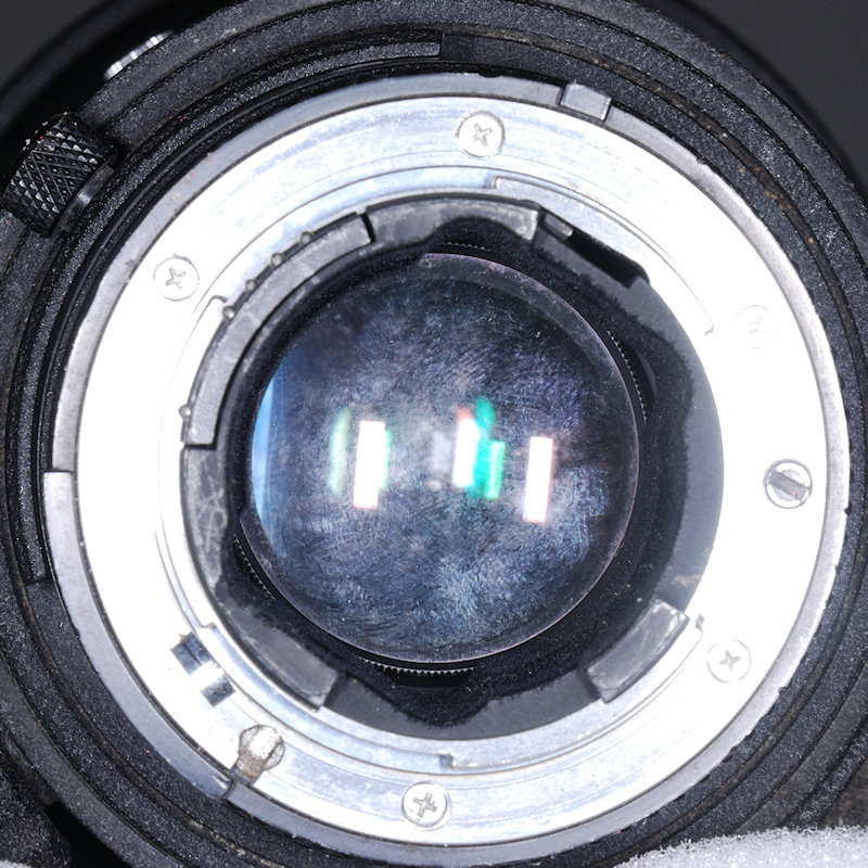 Blick auf die Bajonettseite eines verpilzten AF 300/2.8 ED Nikkors.