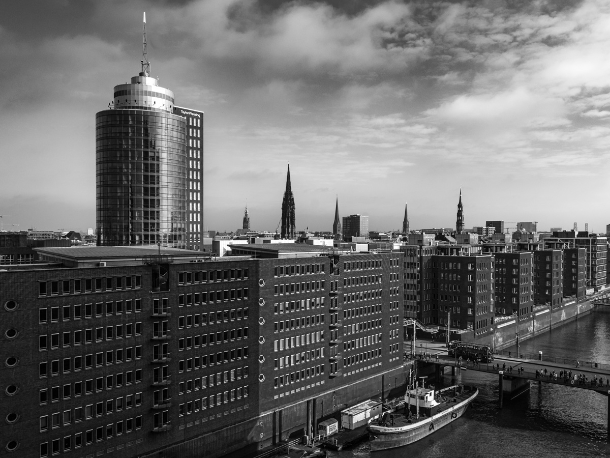 Blick auf die Hamburger Speicherstadt und den Columbus Tower