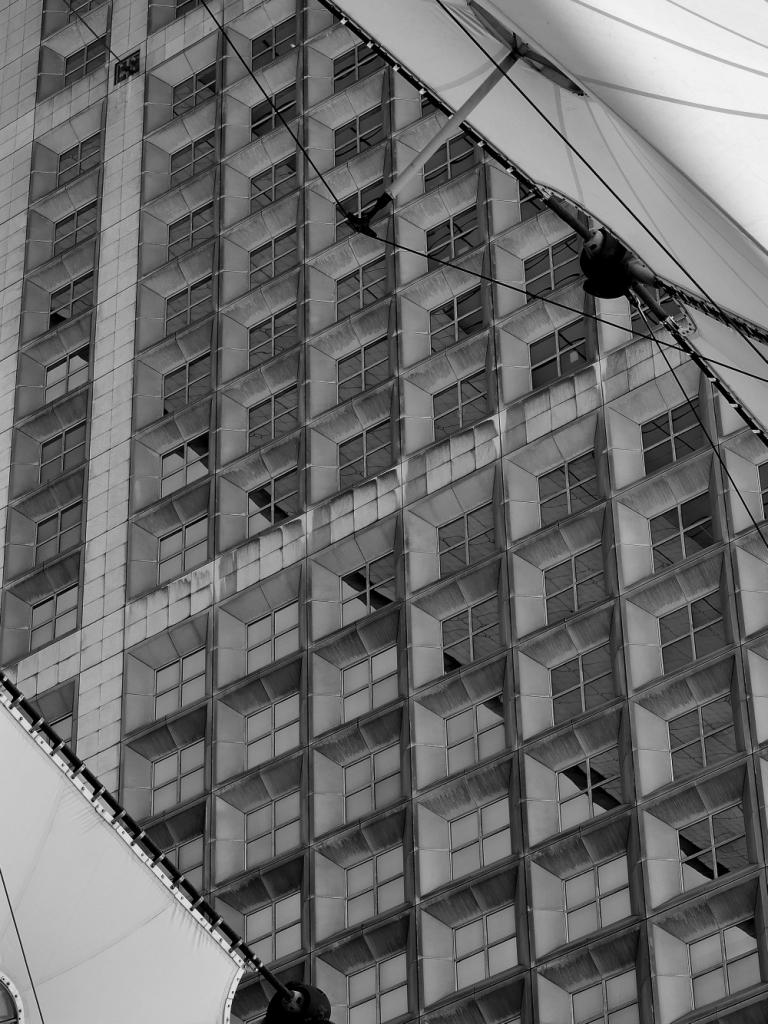 Blick durch die Segel im unteren Berich des L'Arche - Paris - La Defense.Die durch das Segel zu sehenden Fenster liegen im Innenbereich des 103 m hohe