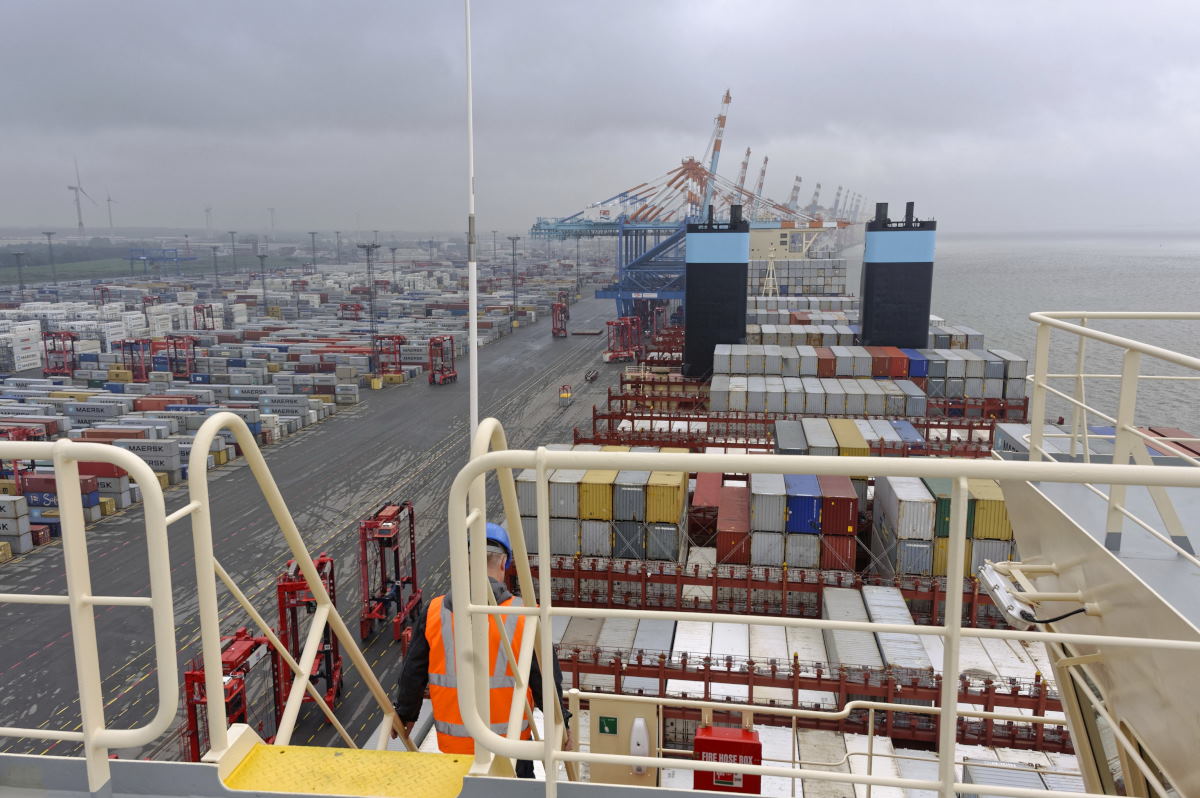 Blick vom Peildeck der MADISON MAERSK in Bremerhaven.