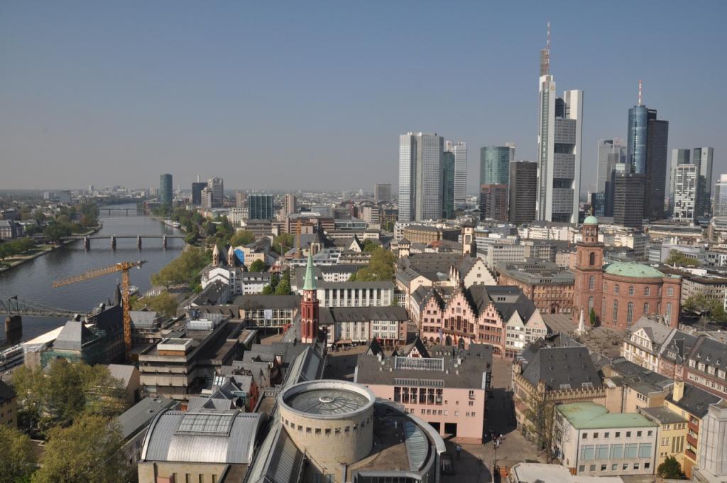 Blick vom Turm des Frankfurter Doms auf Skyline, Römer und Paulskirche
