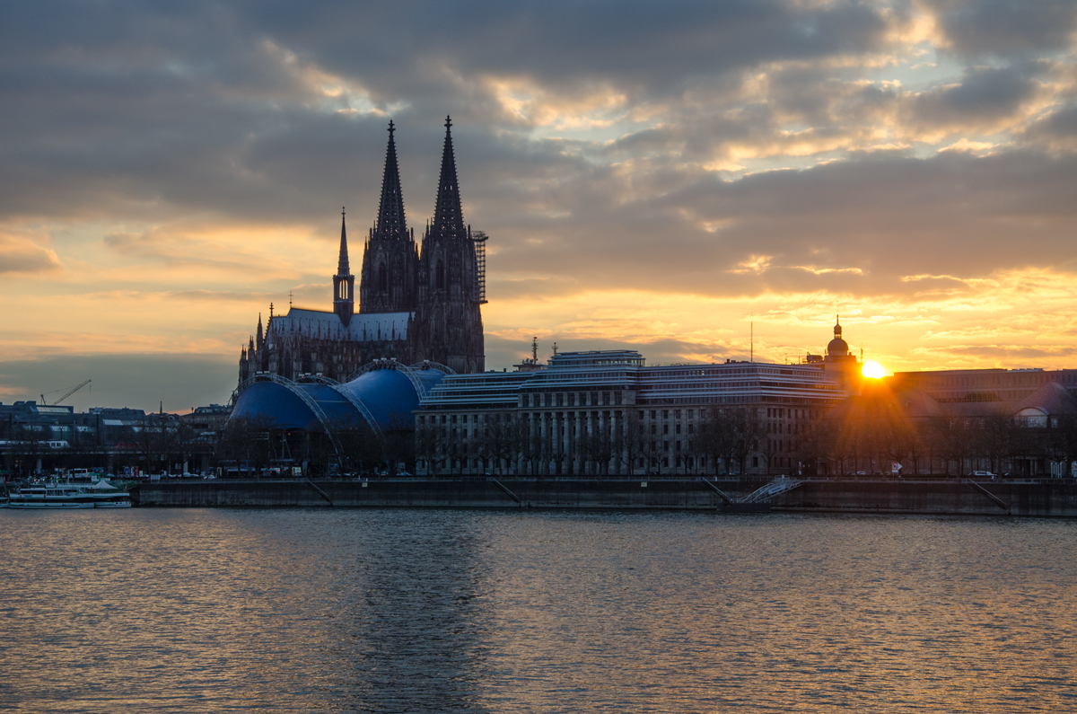 Blick vom Ufer (Höhe Tanzbrunnen) auf den Sonnenuntergang