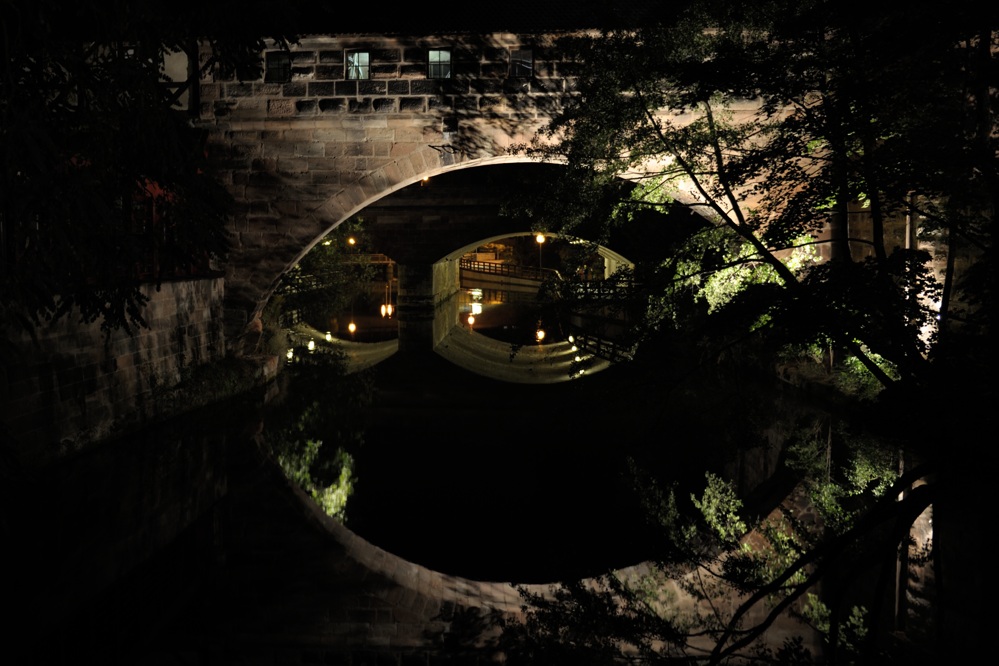 Blick von der Agnesbrücke auf die Steubenbrücke,
dahinter die Franz-Josef-Strauss-Brücke