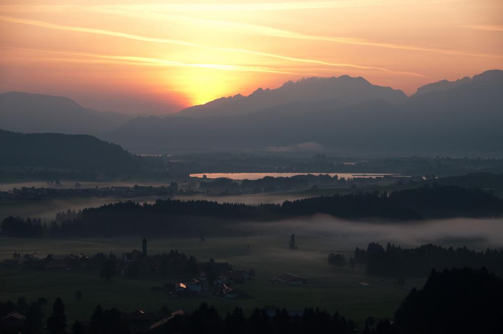 Blick von der Schlossbergalm über Hopferau zum Hopfensee und den Füssener Bergen