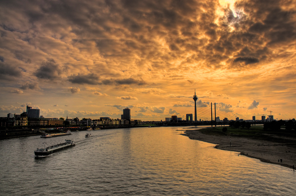 Blick von einer der Düsseldorfer Rheinbruecken