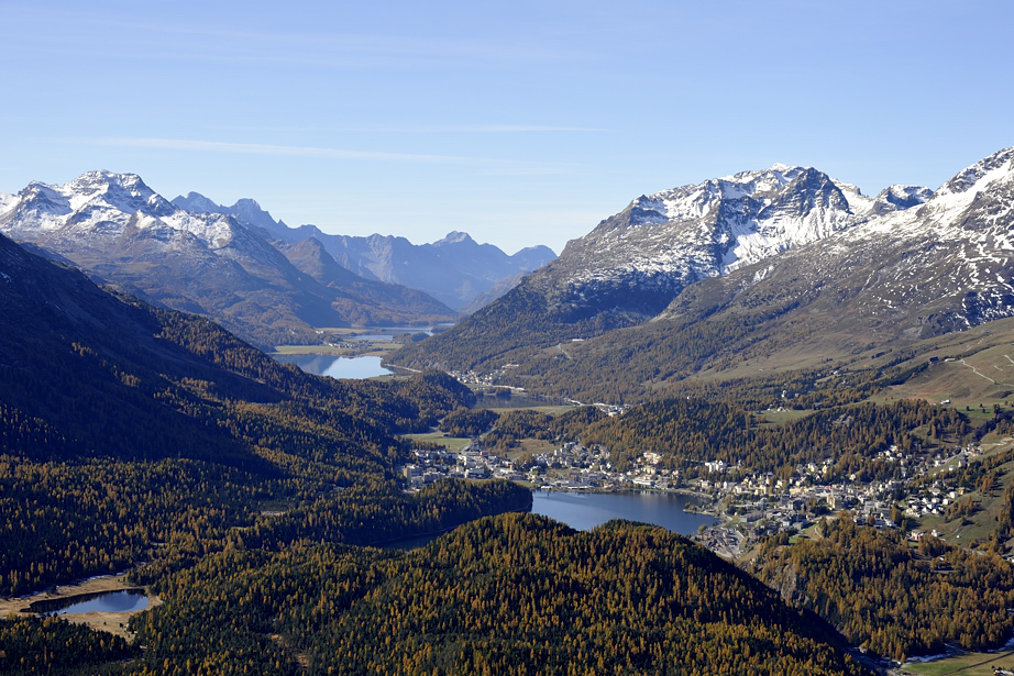 Blick von Muottas Muragl richtung Oberengadiner Seenplatte.