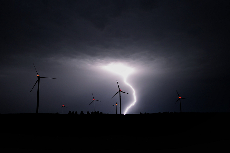 Blitz und Windräder