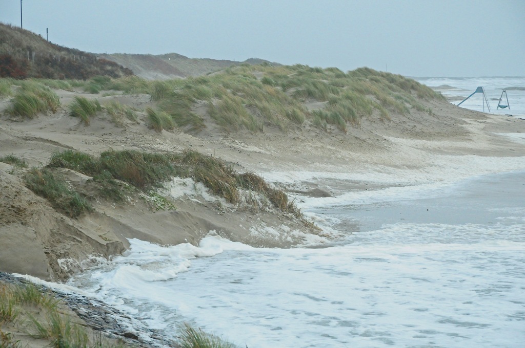 Borkum: Der Blanke Hans greift die Außendünen am Südstrand an (MHX 6419TWKUSMx)