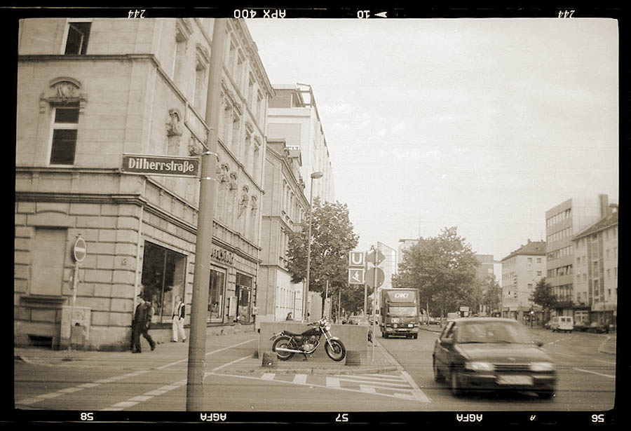 box2  

entstanden mit einer Agfabox auf 400er APX SW-Film