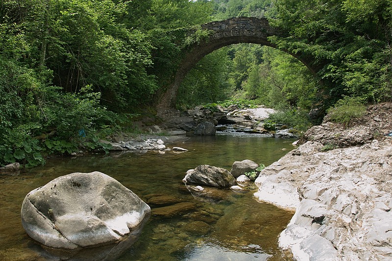 Brücke bei Rezzo in Ligurien