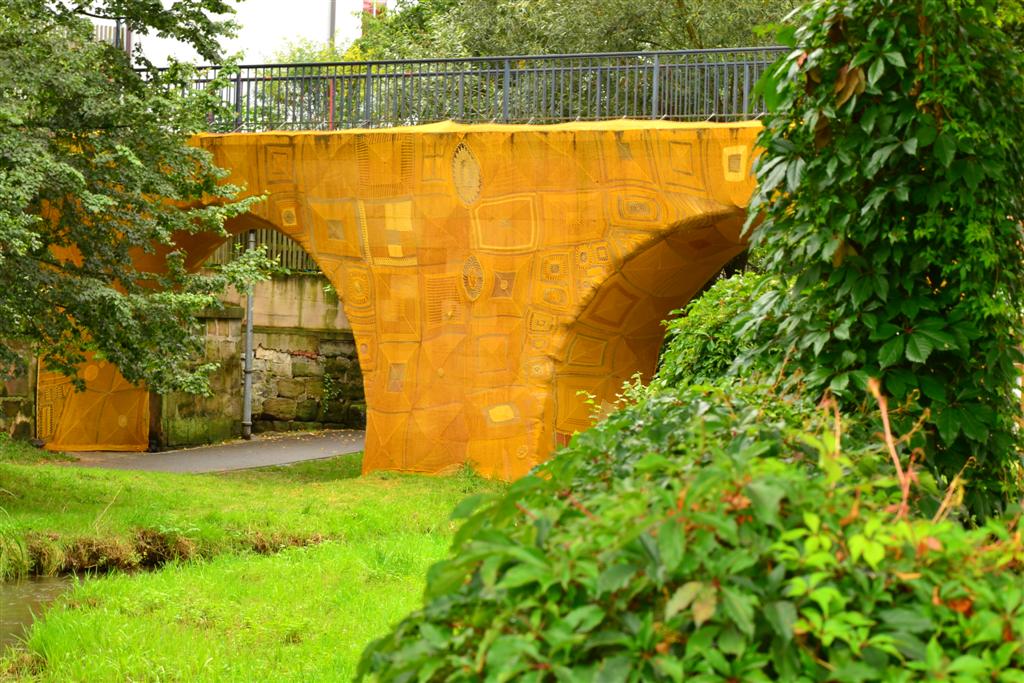 Brücke im Häkelkleid