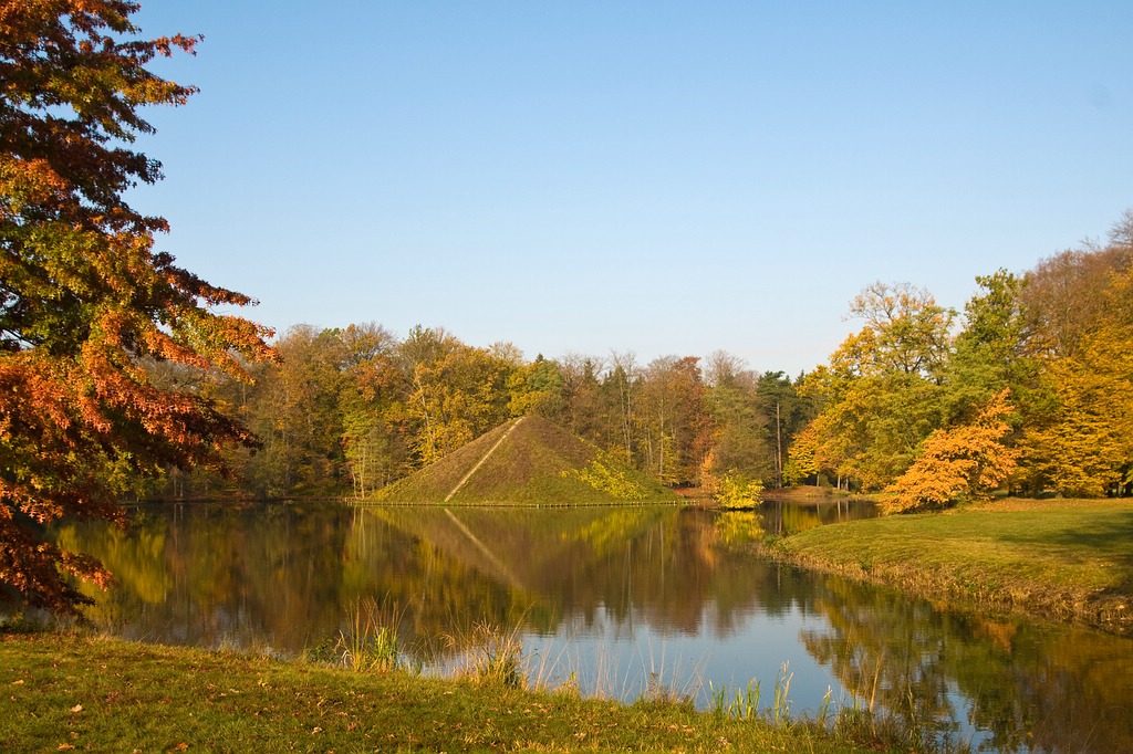 Branitzer Park mit der Fürst Pückler Pyramide.