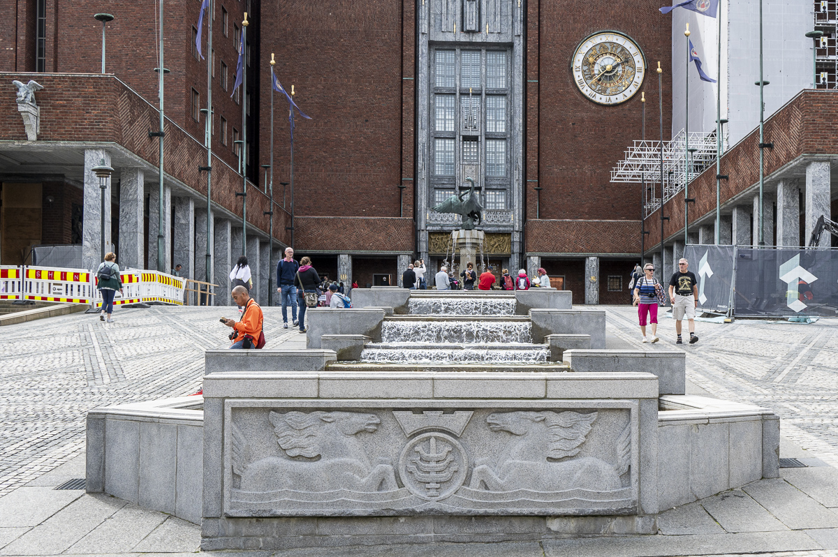 Brunnen Oslo Rathaus.jpg