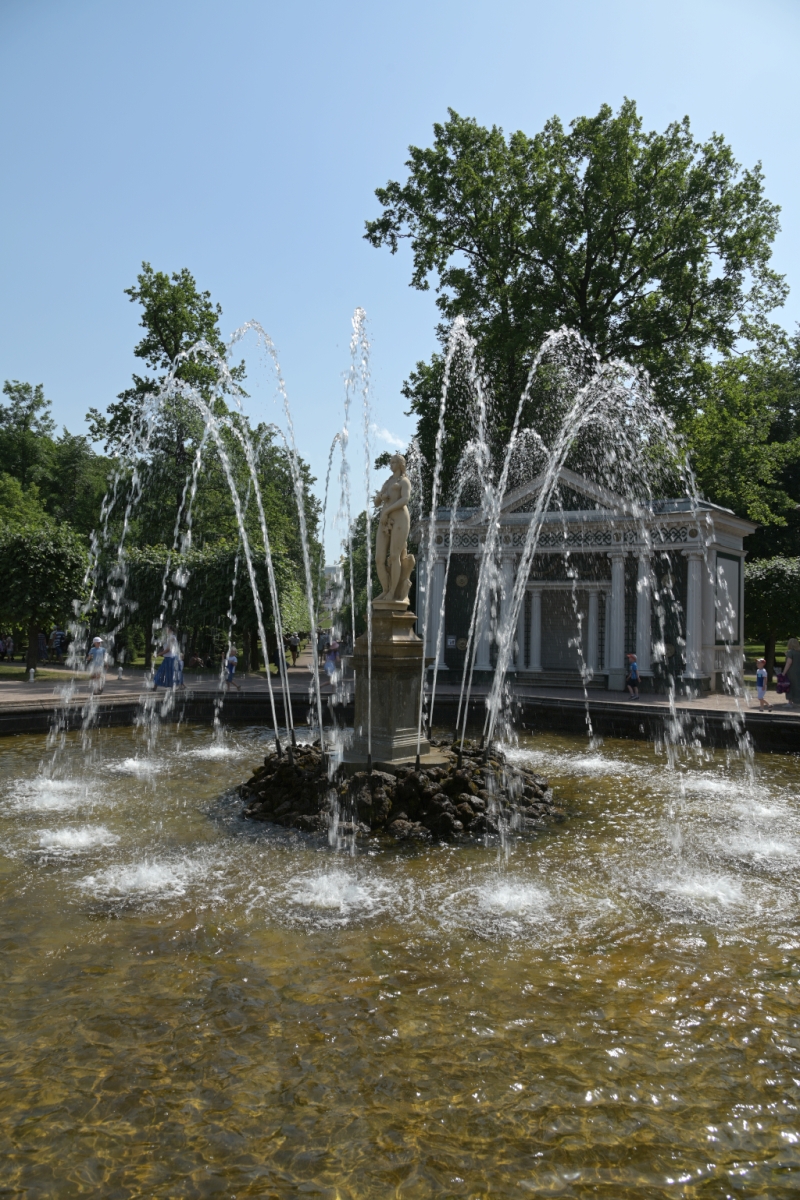 Brunnen Peterhof.jpg