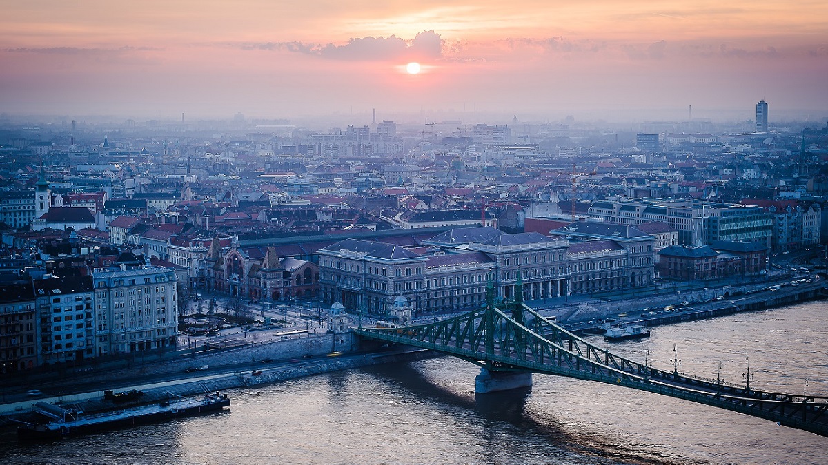 Budapest erwacht

Camera: Nikon D750
Shutter Speed: Exposure bracketing
Aperture: F/11
Focal Length: 58 mm
ISO Speed: 100
Voigtlander Nokton 58mm f/1.
