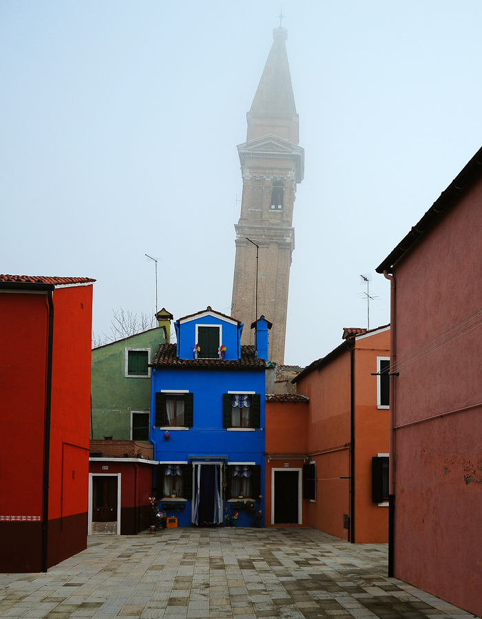 Burano, schiefer Turm und bunte Häuser