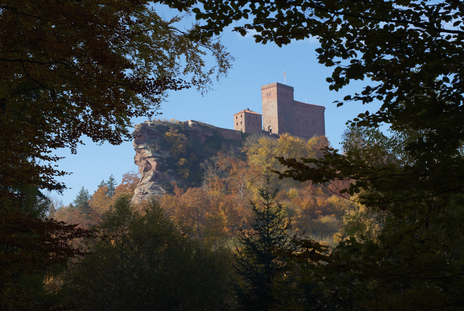 Burg Trifels im Pfälzer Wald, 31.10.2010. Nikon D200, Nikkor 2.8/45 mm AI-P, ISO 100, Blende 4, 1/320 sec.

Das Bild entstand am frühen Nachmittag bei